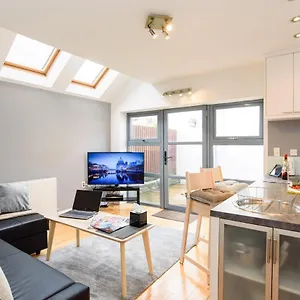 Retreat, 2 Bed House With Cloudstream Hot Tub Holiday home Cardiff